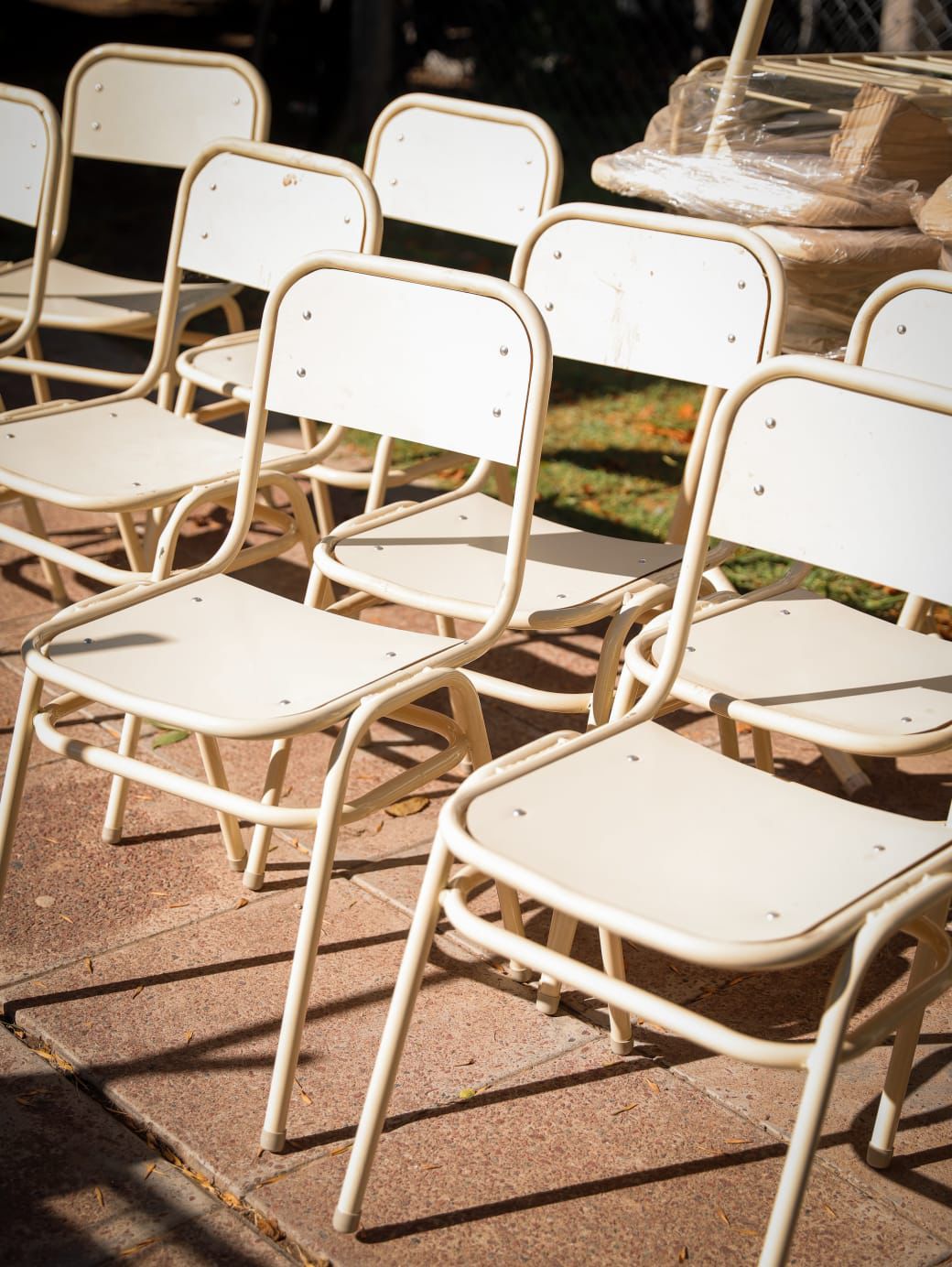 Entrega de mobiliario en la Secundaria de Gómez