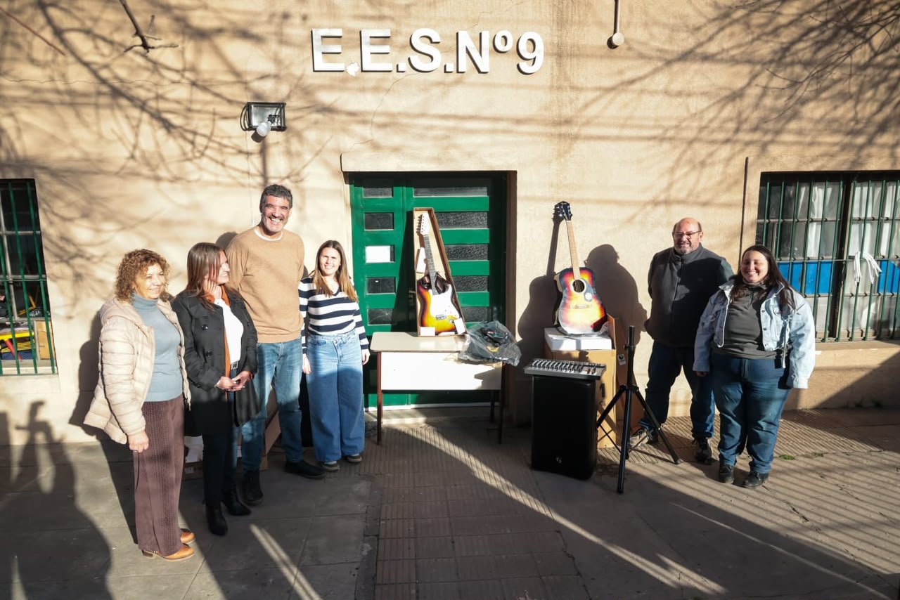 El Intendente entregó equipamiento musical a la Escuela Secundaria N.º 9