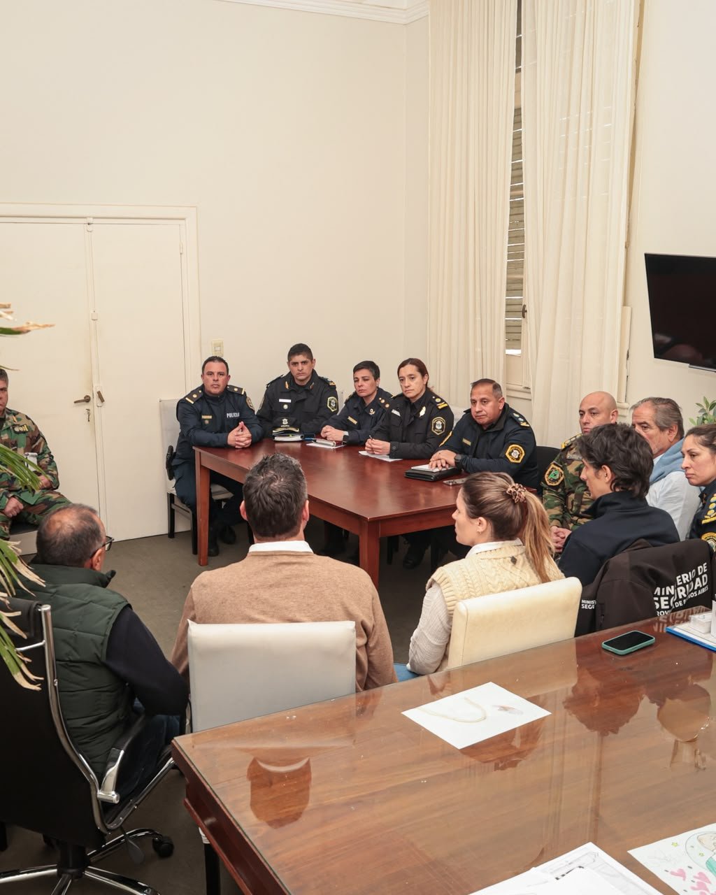 Reunión de trabajo para coordinar acciones de seguridad en Brandsen